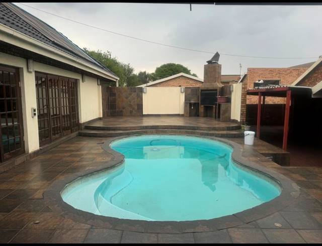 6 BEDROOM HOUSE FOR SALE IN AERORAND